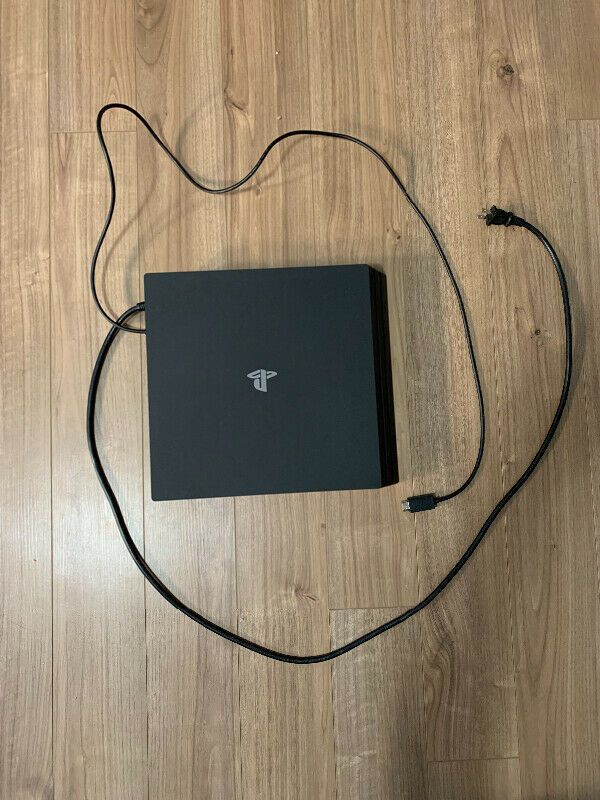 Ps4 pro 4k 1 TB + 2 controller, cuffie playstation