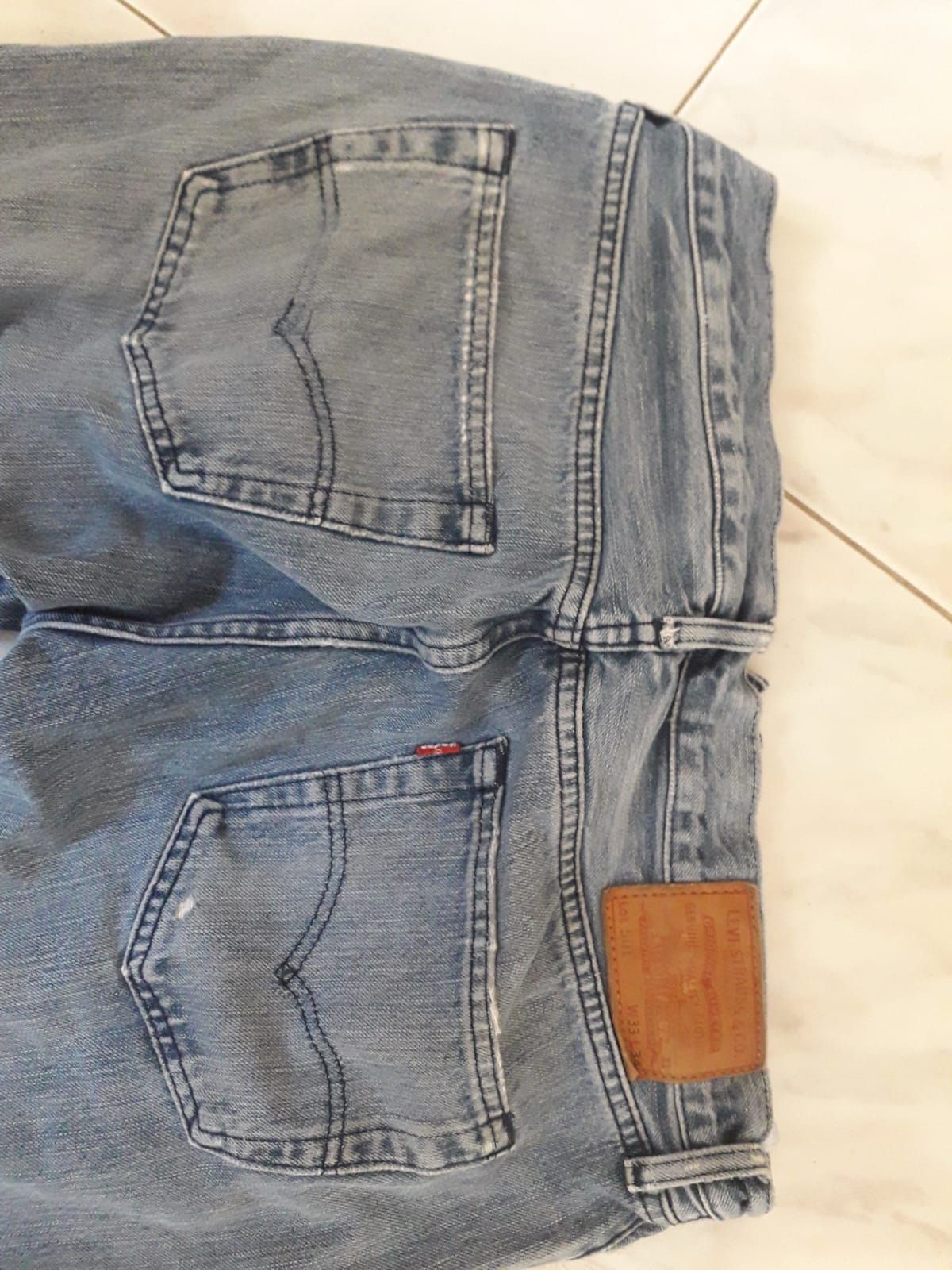 JEANS LEVI'S usati (con strappi). 