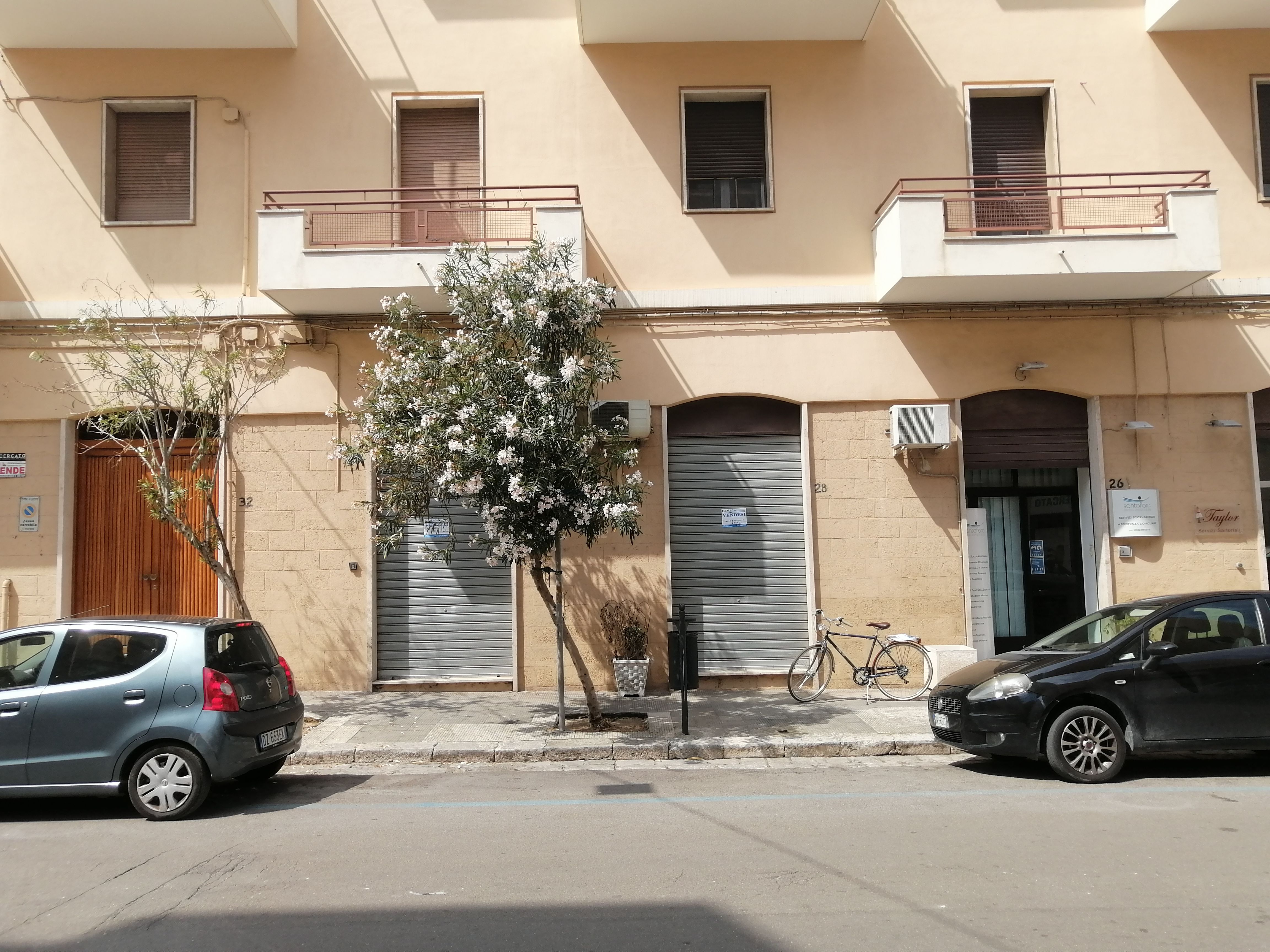 Lecce zona San Lazzaro ufficio piano strada 
